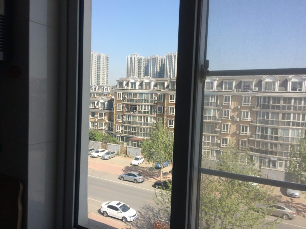 北京郊外友人宅の窓から見た外