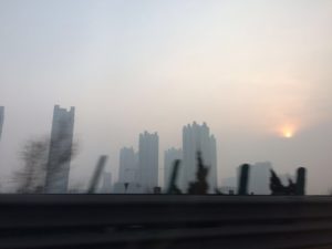 天津から河北省に向かう高速道路からの眺め、煙っている