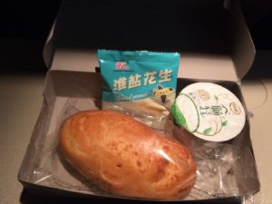 山東航空の機内食。パン、落花生、ヨーグルト。