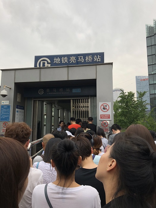入場制限される北京の地下鉄駅