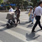 上海の街中でベビーカーを押す女性