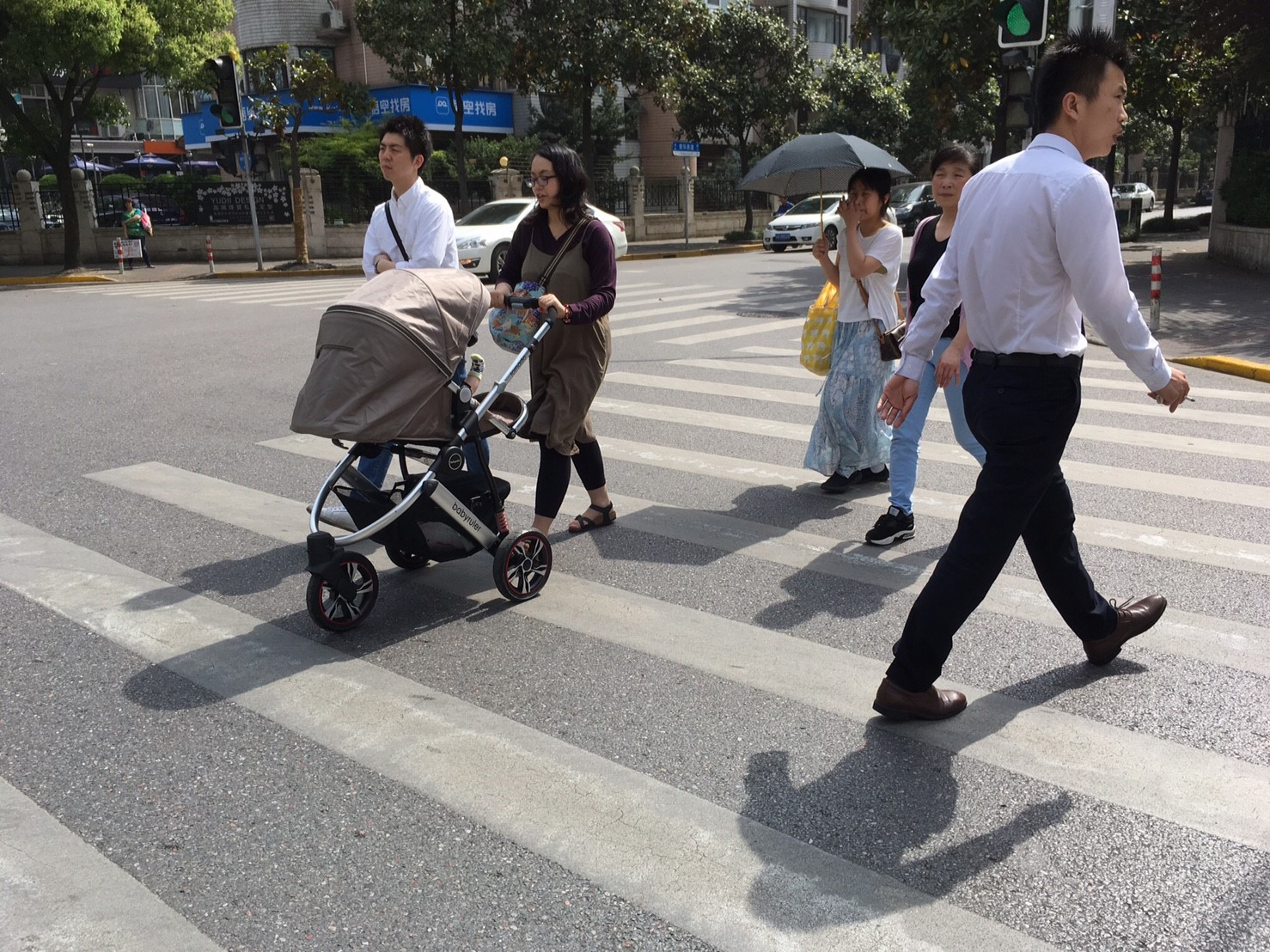 上海の街中でベビーカーを押す女性
