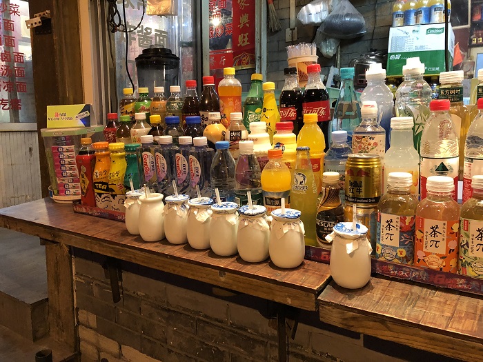 道端の店に並ぶヨーグルト